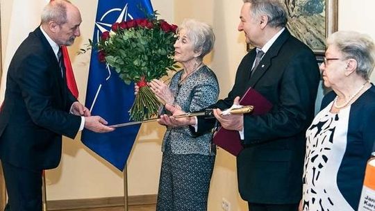 Insygnia generalskie Jana Karskiego wręczone rodzinie bohatera