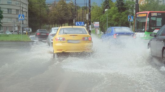 Intensywne burze przechodzą nad woj. lubelskim. Połamane drzewa i zalane posesje
