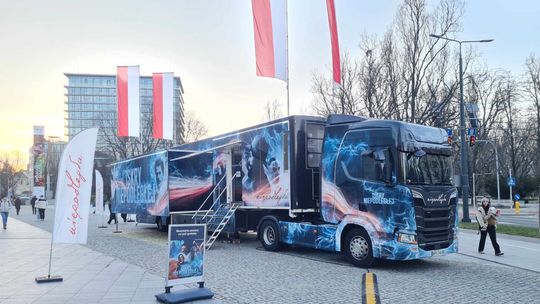 Interaktywna opowieść o wybitnych Polakach we wnętrzu ciężarówki