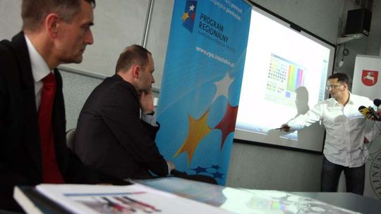 Interaktywna tablica, projektor i komputer dla każdej gminy