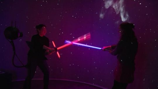 Interaktywna wystawa "Star Wars" w Nowym Jorku. Przed wejściem tłumy fanów