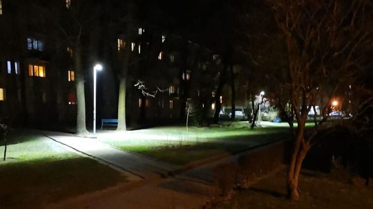 Internauci drwią z nowych lamp na osiedlu w Kraśniku. "Trzeba będzie chodnik przełożyć"