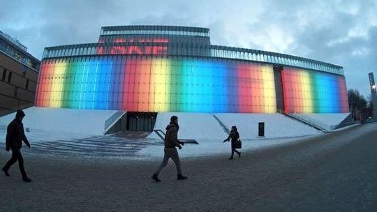 Internauci: Kolory tęczy na CSK promują homoseksualizm. "To tylko testy techniczne"