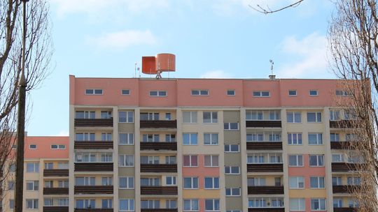 Internauci zgadują: Radar? śmigło? bulbulator? Nietypowe urządzenie na wieżowcu