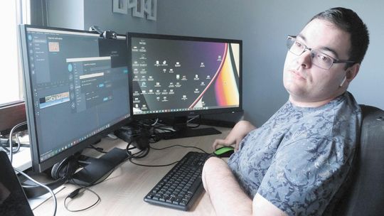 Internet tak słaby, że niepełnosprawny informatyk nie może pracować. Obok domu światłowód, ale nie dla niego