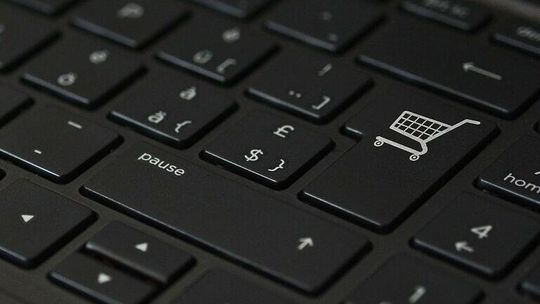 Internetowy oszust. Zamiast skrzyni biegów, w paczce było coś innego