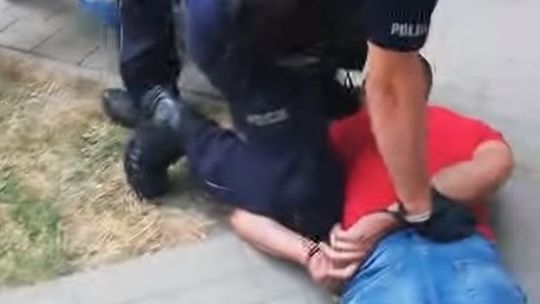 Interwencja policji na Tatarach, zatrzymano dwie osoby.  "Byli agresywni. Jeden rzucił się na policjanta" [wideo]