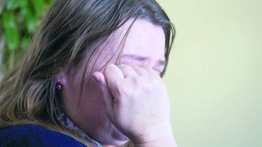 Interwencja policji skończyła się szarpaniną. Bo przeszła przez jezdnię w niedozwolonym miejscu