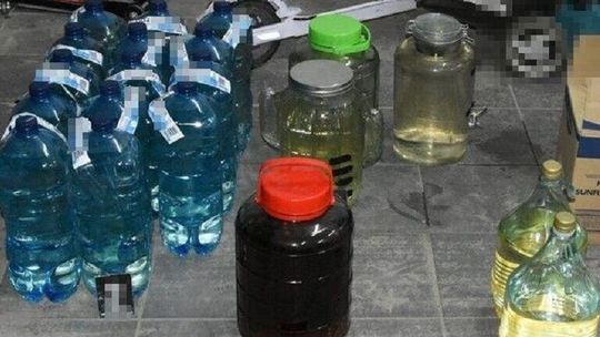 Interwencja w sprawie rodzinnej. Policjanci odkryli "butelki z cieczą"  