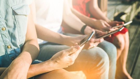 iPhone X czy Samsung 10? Który flagowy smartfon wytrzyma dłużej na baterii?