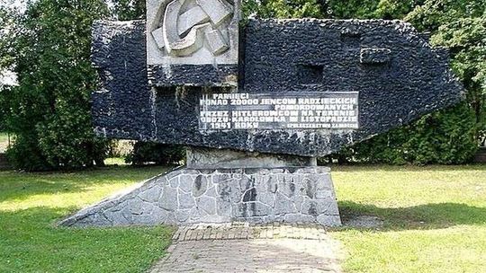 IPN: Pomnik może zostać, ale trzeba usunąć sierp i młot
