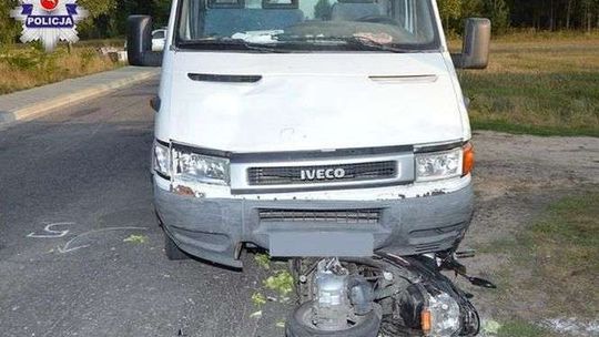 Iveco wyprzedzało, motorowerzysta skręcał. Został ranny
