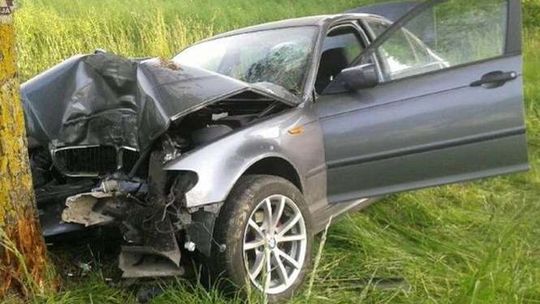 Jabłoń: Kierowca rozbił BMW na drzewie
