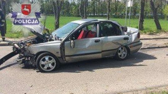 Jabłoń. Volvo uderzyło w drzewo