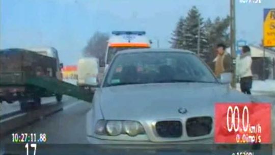 Jabłonna: Burta z ciężarówki omal nie uderzyła ratowników (wideo)