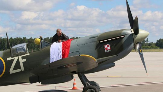 Jacek Mainka - pierwszy Polak, który przyleciał Spitfirem do Polski