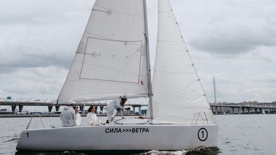 Jacht vs. łódź motorowa – co wybrać na początek przygody z wodą?