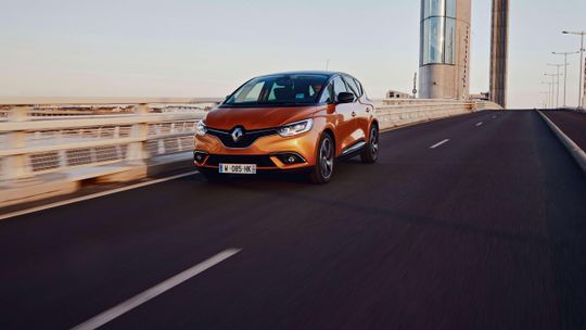 Jak bezpiecznie jeździć po drodze ekspresowej i autostradzie?