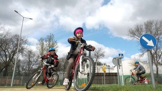 Jak bezpiecznie jeździć rowerem? Akcja w Miasteczku Ruchu Drogowego