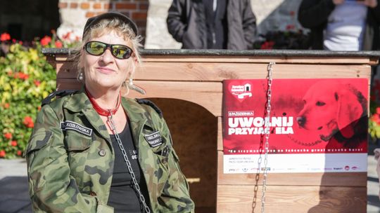 Jak czuje się pies przywiązany na stałe łańcuchem do budy?