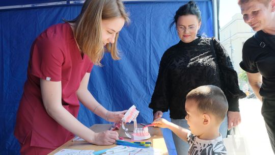 Jak dbać o zęby dziecka i kiedy pierwszy raz pójść do dentysty. Biała niedziela w Lublinie
