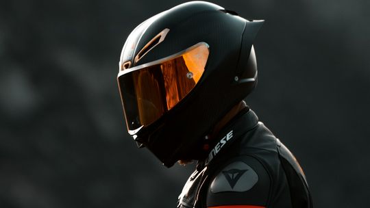 Jak dobrać kask motocyklowy do kształtu głowy? Poradnik dla początkujących