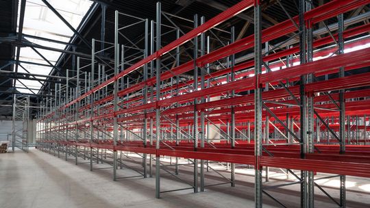 Jak dobrać odpowiednie regały metalowe, aby spełniały wymagania branży i środowiska