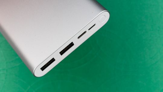 Jak dobrać powerbank do telefonu? Pojemność, technologie i porty - poradnik 2026