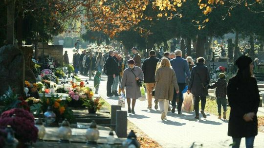 Jak dojedziemy na cmentarze w Lublinie. Zmiany od 28 października do 1 listopada 2022