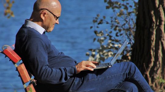 Jak dorobić, żeby nie stracić? Ważne informacje dla pracujących emerytów i rencistów