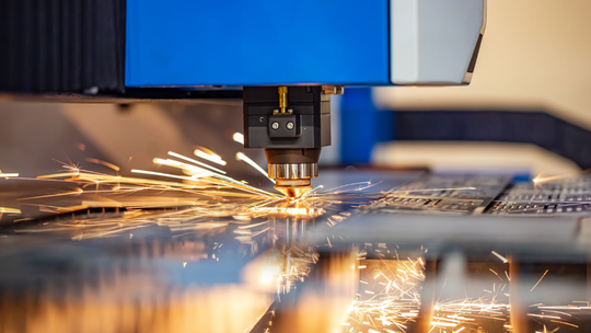 Jak działa laserowe cięcie metalu? Technologia, zasada działania i zastosowania laserowe wycinanie metalowych elementów