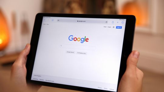 Tablet z wyszukiwarką Google na ekranie