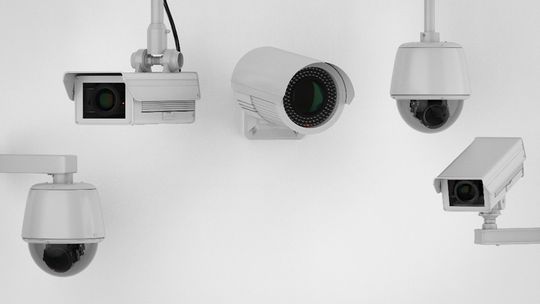 Jak firma ochroniarska dobiera system CCTV – od sklepu po teren przemysłowy