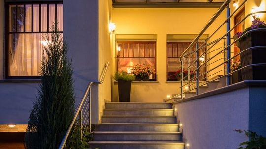 Jak funkcjonalnie zaplanować oświetlenie przedpokoju i klatki schodowej?