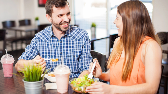 Jak jeść poza domem, by nie rezygnować ze zdrowych wyborów dietetycznych?