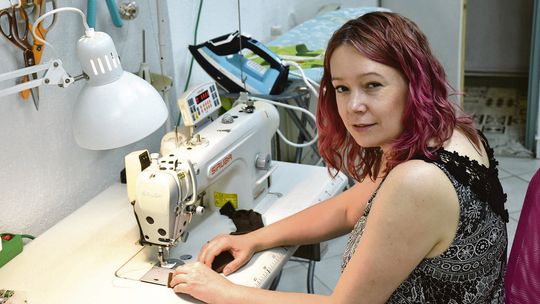 Jak już mnie zmęczy szycie, to zatapiam ręce w glinie