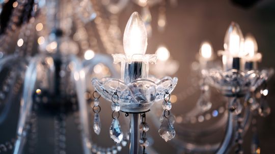 Jak kryształowe kinkiety ścienne dodają elegancji nawet prostym aranżacjom?