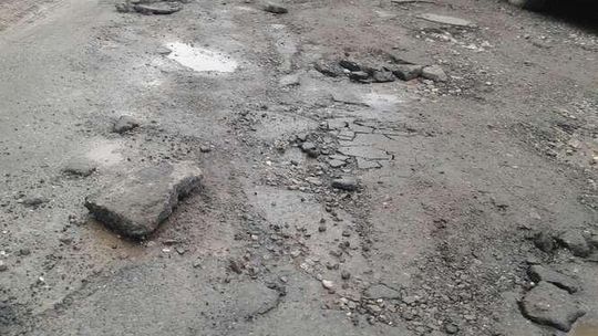 Jak na poligonie, czyli "Miss Dziur 2017". Fatalny stan dróg na Waszych zdjęciach