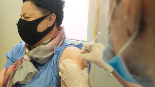 Jak namówić do zastrzyku? Gminy kręcą filmy, rząd zapłaci najszybciej szczepiącym