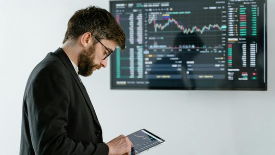 Jak nie dać się oszukać na fałszywych platformach inwestycyjnych? Ekspert radzi, jak sprawdzić brokera zanim wpłacisz pieniądze