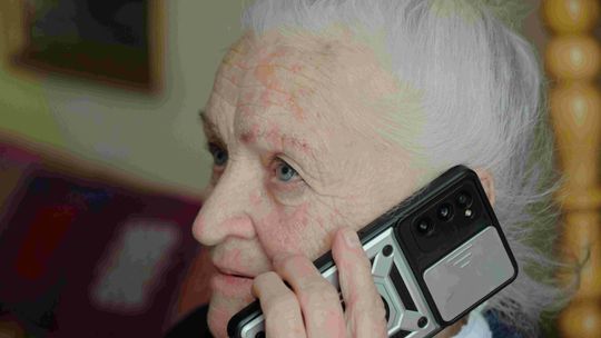 Jak nie stracić pieniędzy "na wnuczka"? ZUS zaprasza seniorów na ich dzień