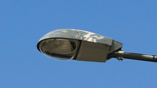 Jak nie stracić rządowych milionów? Wyremontować więcej latarni