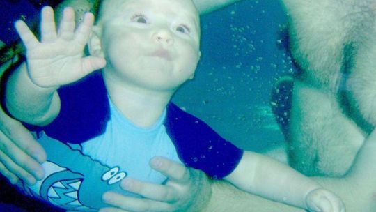 Jak niemowlę w wodzie czyli małe dzieci na pływalni
