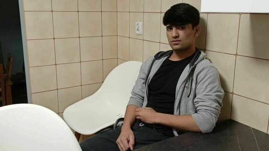 Jak obiecał, tak zrobił. 18-letni Afgańczyk pracuje w hotelu