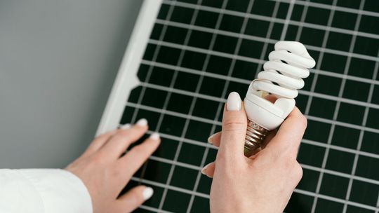 Jak obniżyć rachunki za prąd i jednocześnie dbać o środowisko dzięki współpracy z Nasz Prąd?