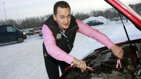 Jak odpalić auto na mrozie i nie tylko - zimowy niezbędnik kierowcy