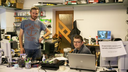 Jak pan Irek z Zamościa został Czarodziejem. Naprawił już kilkaset komputerów, które trafiły do dzieci