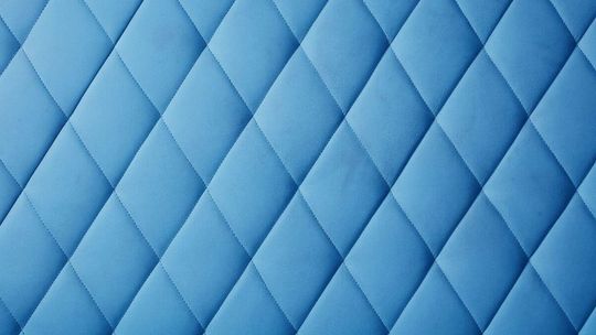 Jak panele tapicerowane wpływają na akustykę wnętrza?