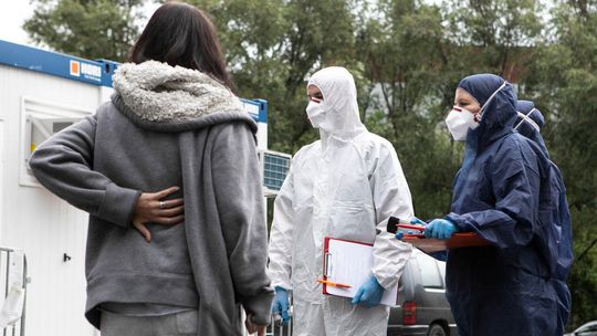 Jak potoczy się dalej pandemia koronawirusa? Eksperci z PAN wskazują pięć scenariuszy