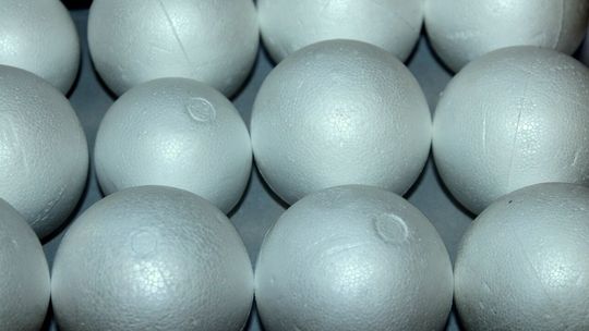 Jak powstaje nowoczesny styropian i dlaczego jego jakość ma kluczowe znaczenie w budownictwie